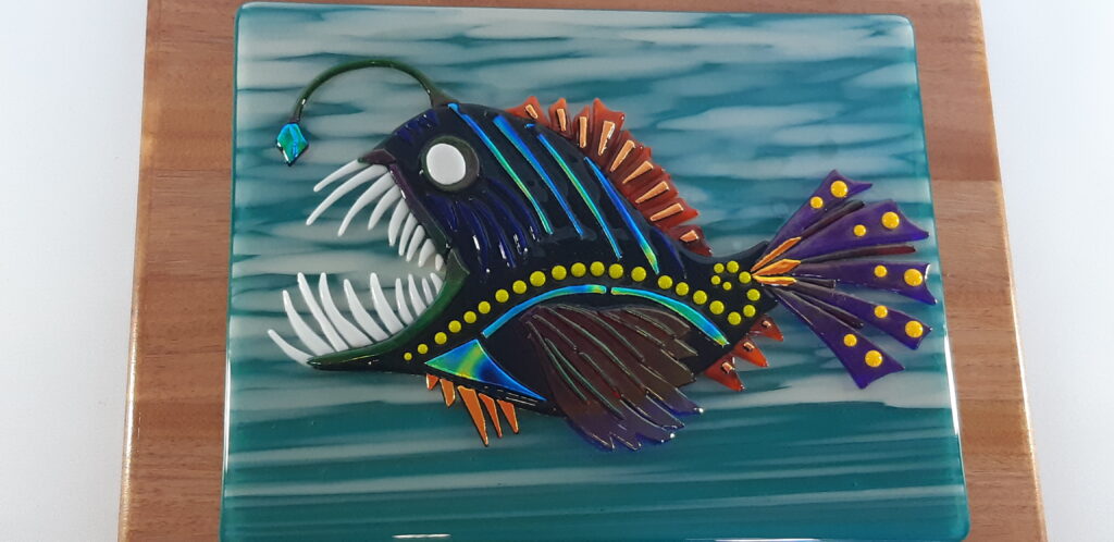 Art glass angler fish using contour fusing methods